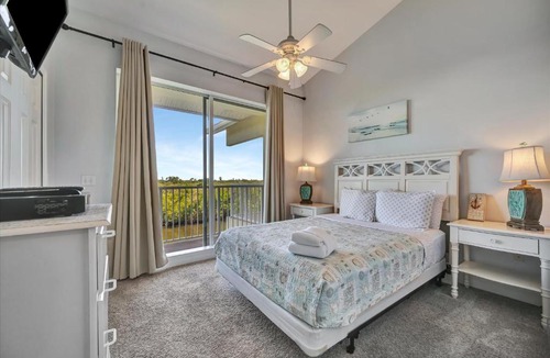 Ruskin House | Mangrove Waterway View Sleeps 4 Pool & Courts