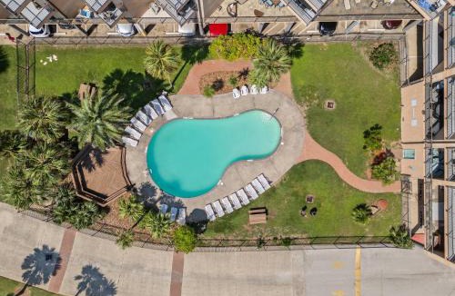 Galveston Apartment | Maravilla Breeze: Tranquil Retreat with Stunning Views