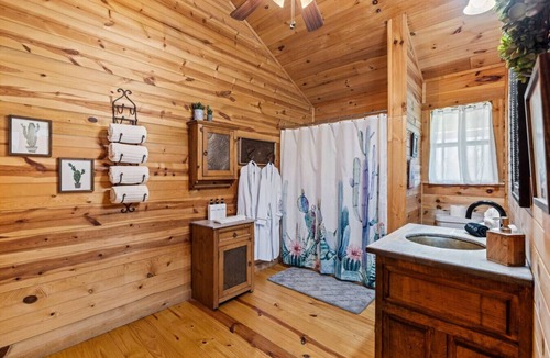 Fredericksburg Cabin | Mary-City on a Hill at Spring Creek