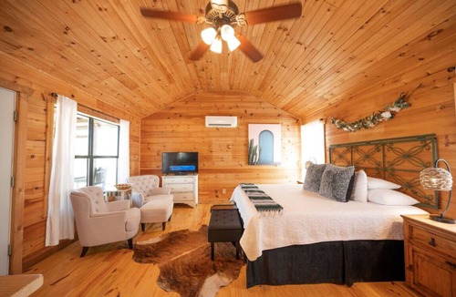 Fredericksburg Cabin | Mary-City on a Hill at Spring Creek