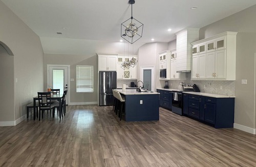 Wilmer House | Matthews Blue house spacious 5BD and 2BA in calm neighborhood