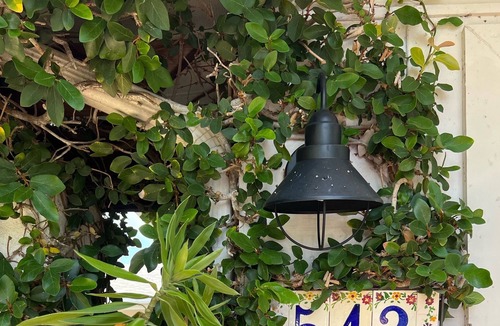 Connors Cottage | Meg’s Beach Cottage- Walk or Bike to Beach