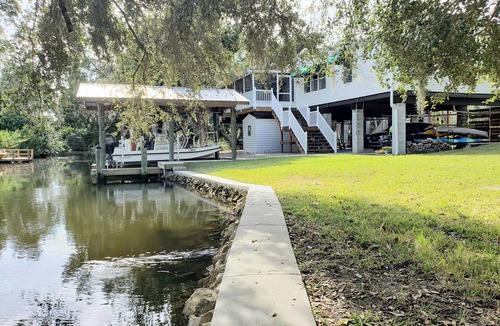 Crystal River House | Mellow Ozello Canal Stilt Home. Kayaks, Dock, King Beds, near Scallop Grounds