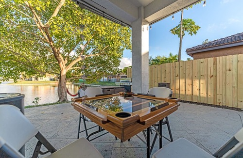 Tamiami House | Miami Lakefront Modern | Sleeps 10, Kayaks & Games