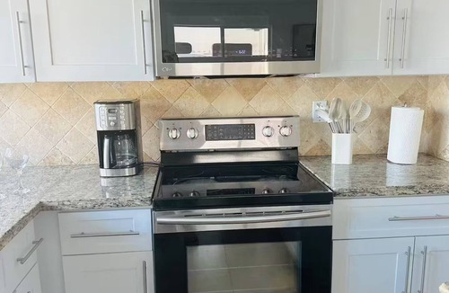 Highland Lakes Villa | ★Miami Spacious Retreat 10 ninutes to Ocean BBQ Pool Firepit Sleeps 20+★