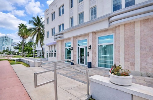 Mid Beach Apartment | Miami Studio Comfort Close to the Shore