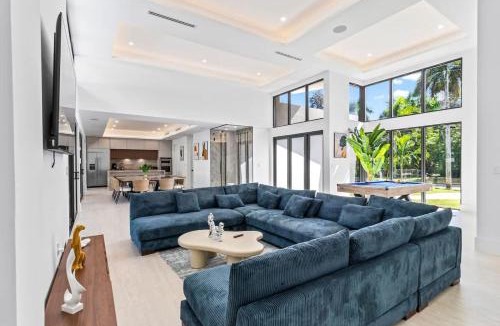 Golden Glades House | Miami Ultra Villa w Pool Movie Theater Pickle Ball