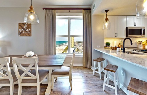 Panama City Beach Hotel | Million dollar views, sleeps 10! Beachfront corner unit @ Grand Panama Resort!