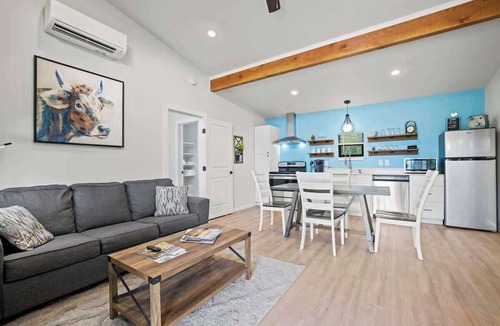 Fredericksburg House | Mimosa Cottage with Hot Tub