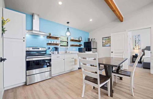 Fredericksburg House | Mimosa Cottage with Hot Tub