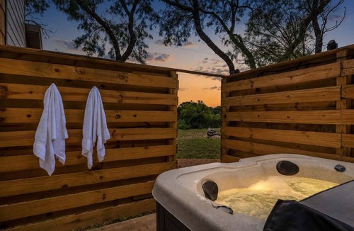 Fredericksburg House | Mimosa Cottage with Hot Tub