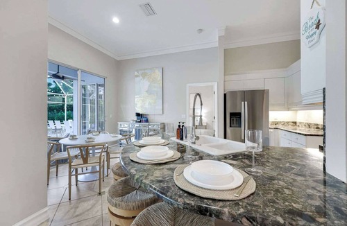 Naples Park Villa | Min 2 Beach Dining Pool 8 ppl Lux Family Villa