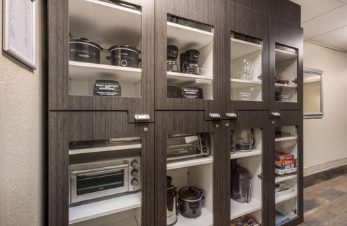 North Arlington Hotel | Minutes Away From Six Flags Over Texas! Kitchen, Parking, Pets Allowed