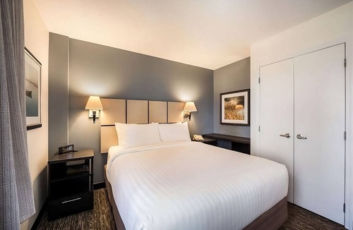 North Arlington Hotel | Minutes Away From Six Flags Over Texas! Kitchen, Parking, Pets Allowed