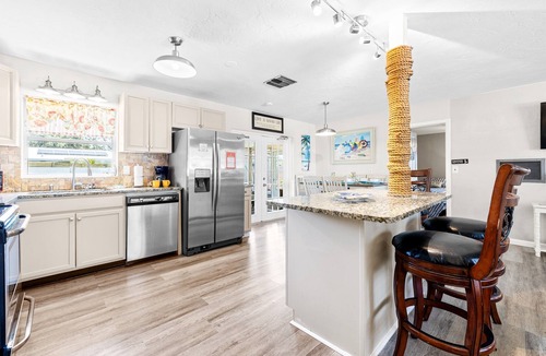 Walsingham House | Minutes to Clearwater Beach, Indian Rocks Beach- Sleeps 10 w/Firepit & BBQ!