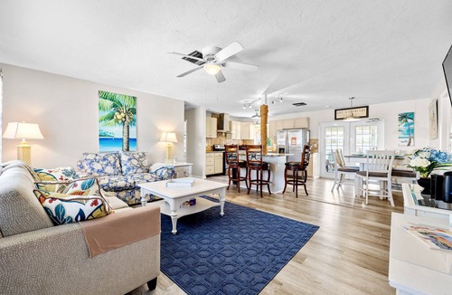 Walsingham House | Minutes to Clearwater Beach, Indian Rocks Beach- Sleeps 10 w/Firepit & BBQ!