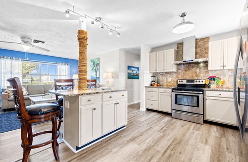 Walsingham House | Minutes to Clearwater Beach, Indian Rocks Beach- Sleeps 10 w/Firepit & BBQ!