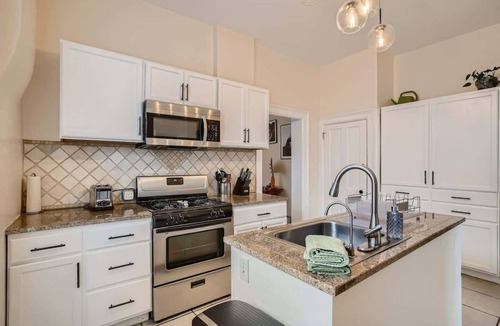 Lincoln Park House | Mod Downtown Perfection | 3BD w/Patio | Fast WIFI