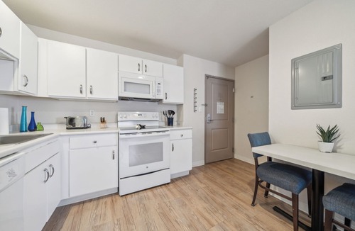 Far North Central Apartment | Modern 1Bed Apt with Free Parking on Site