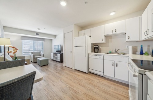 Far North Central Apartment | Modern 1Bed Apt with Free Parking on Site