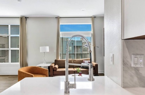 Deep Ellum Apartment | Modern 1BR CozySuites w/pool, gym, parking #03