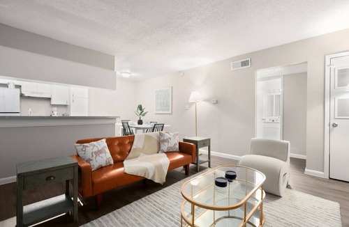 Hancock Apartment | Modern 1BR Near UT & Downtown | Fast WiFi +Parking