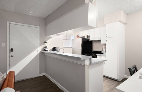 Hancock Apartment | Modern 1BR Near UT & Downtown | Fast WiFi +Parking