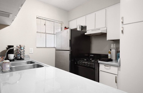 Hancock Apartment | Modern 1BR Near UT & Downtown | Fast WiFi +Parking