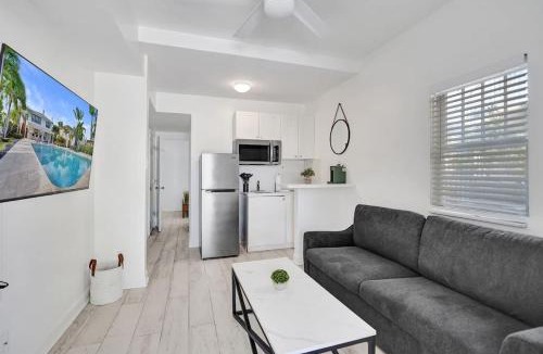 Mango Groves Apartment | Modern 1BR Retreat with Pool at Lake Worth