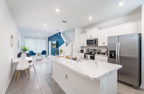 Baymeadows House | Modern 2 BR Townhome | Close 2 Beach.