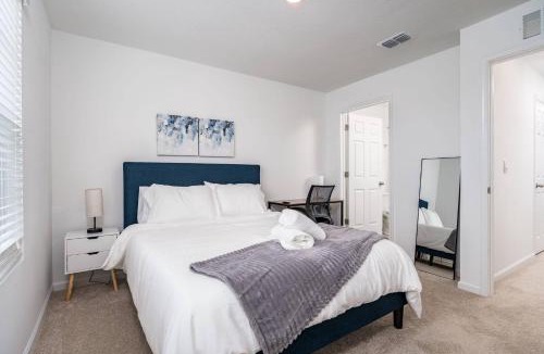Baymeadows House | Modern 2 BR Townhome | Close 2 Beach.