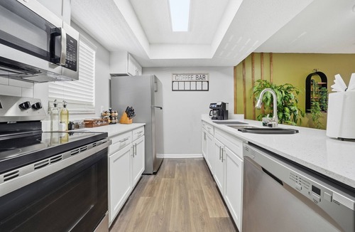 Town N County Park Apartment | Modern 2BR/2BA Tampa Retreat: Comfort, Style & Ease for Corporate Stays
