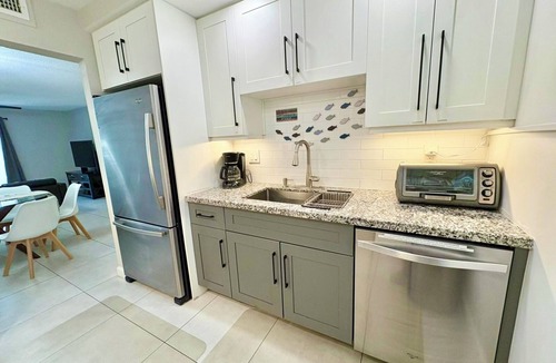 Sunny Isles Beach Apartment | Modern 2BR condo, 5 min walk to the beach w/Heated Pool and free parking spot