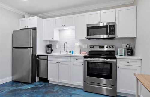 Poiciana Park II House | Modern 2BR/Hot Tub/Pergola Games