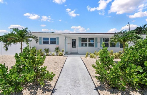 Poiciana Park II House | Modern 2BR/Hot Tub/Pergola Games