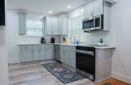 Columbia House | Modern 2BR King Bed near USC, Downtown & Ft Jackson