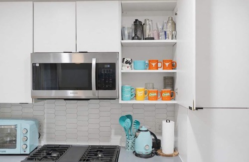 North University Condo | Modern 2BR Retreat ❤️ Walk to UT | Free Parking | Near Moody Center
