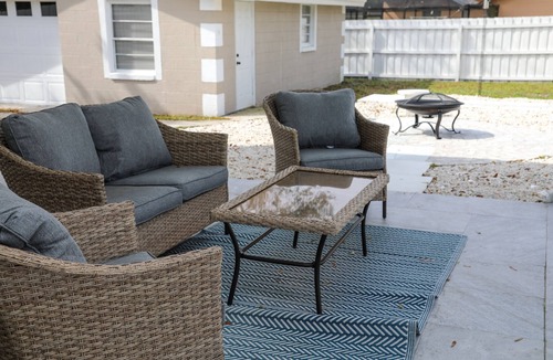 Arlington House | Modern 4 bedroom with Patio and Pool - Sleeps 10