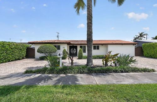 Westchester Apartment | Modern 4BR -Stunning Pool - Parking - BBQ Grill - Crib