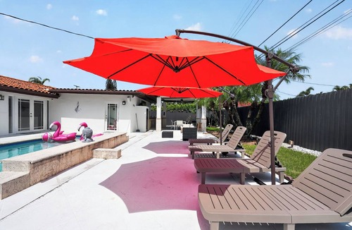 Westchester House | Modern 4BR- Stunning Pool- Parking- Backyard-