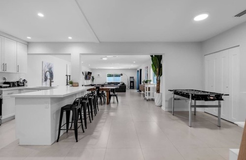North Miami House | Modern 4BR Villa w/Pool BBQ 12 Min to Beach