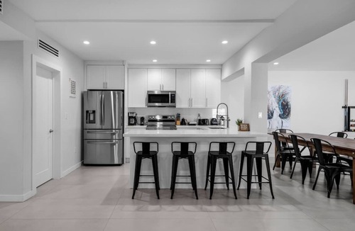 North Miami House | Modern 4BR Villa w/Pool BBQ 12 Min to Beach