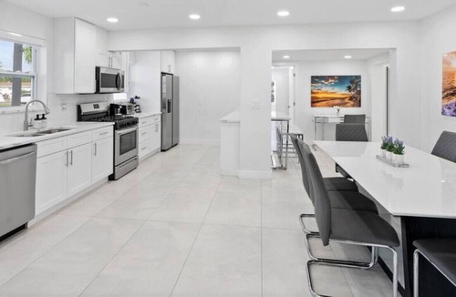 West Hollywood House | Modern 5/2 -Heated POOL. GRILL. Big backyard