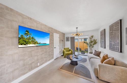 Coral Ridge Isles Apartment | Modern and Beachy space with full kitchen, for 4 ppl