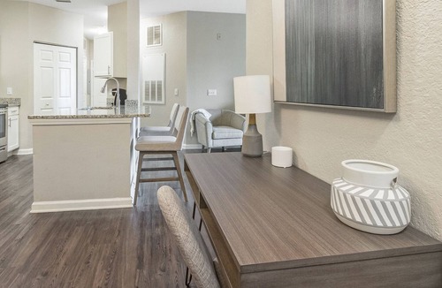 Hyde Park Apartment | Modern Apartment in Prime Location (ID8568X76)