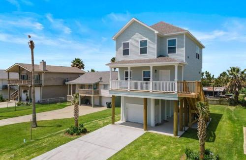 Crash Boat Basin House | Modern Beach House with Fire Pit and Swimming Pool
