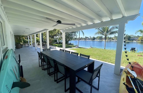 Ludlam House | Modern Beach LakeFront House in Miami !