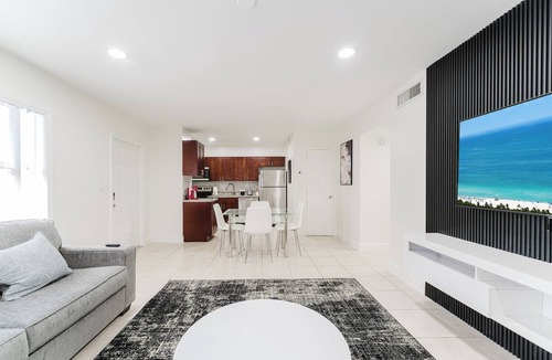 Boca Raton Condo | Modern Boca Condo Near FAU : 2 KING BR + Pool