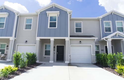Poinciana House | Modern Bright 3BR Townhome – Pool, Disney 35 Minutes Away, Surrounded by Nature