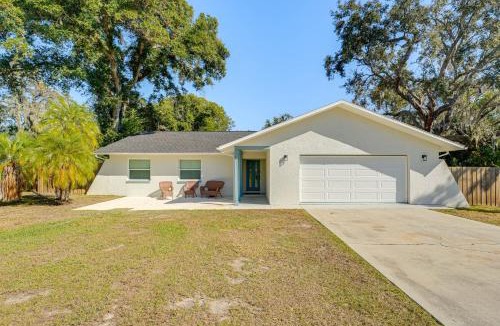 Holiday House | Modern Coastal Escape 1 Mi to Anclote River Park